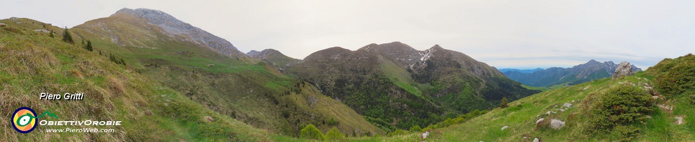 20 Sul sent. 237 con vista in Arera e Foppazzi-Grem.jpg